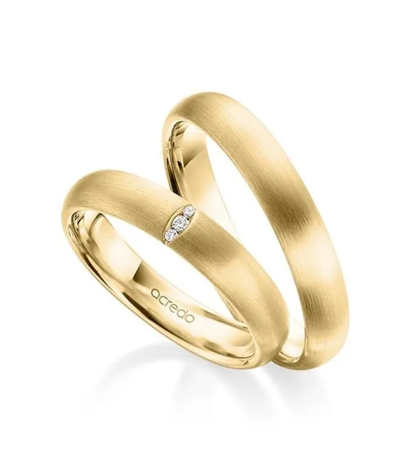 Alianzas de boda doradas con diamantes acabadas en mate